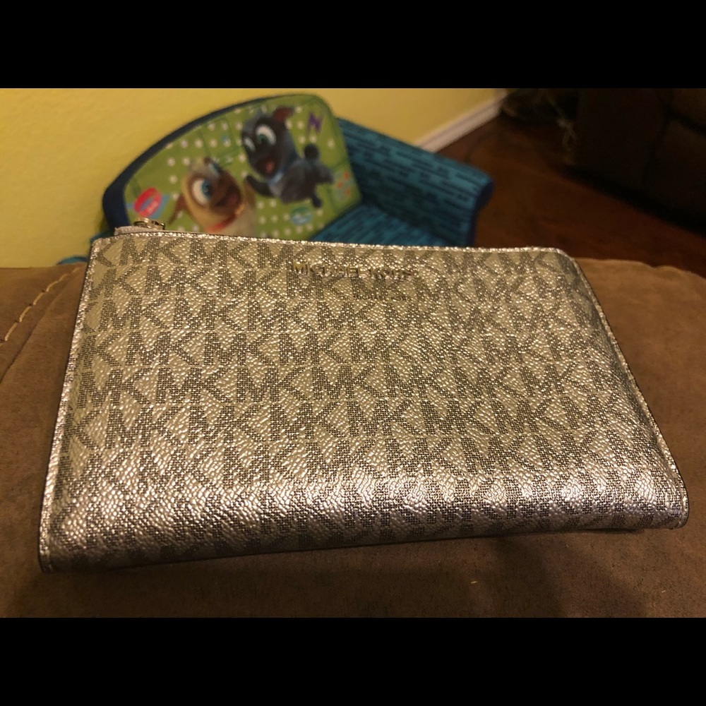 Michael kors clutch